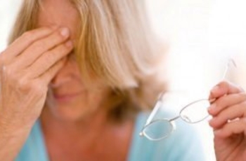 При болезнях позвоночника страдает не только шейный отдел, но и другие органы. Нередко нарушается зрение. Знание симптомов позволит своевременно выявить патологию, назначить верный курс терапии, диагностировать остеохондроз.