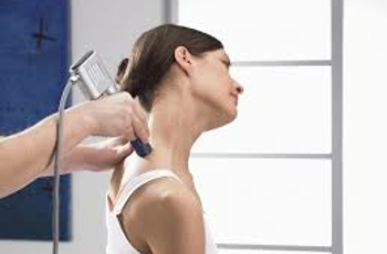 Многие удивляются, почему неполадки случаются с шеей, а болит ухо. Этому есть физиологическое объяснение. Выясним, как связан остеохондроз позвоночника с нарушением слуха.