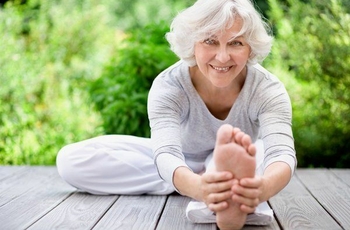 Занятия йогой в зрелом возрасте поддерживают состояние здоровья на хорошем уровне, а упражнения, направленные на колени и стопы, положительно сказываются на работе нижних конечностей, что важно для людей старшей возрастной группы.