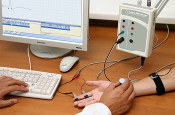 Электромиография – это метод диагностики, при котором возможно изучение состояния периферических нервов и нервно-мышечных соединений. Из этого следует, что данная методика может применяться для диагностики различных заболеваний периферической нервной сист