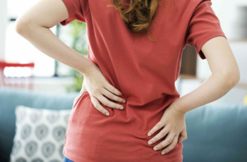 Многие люди хоть раз в жизни сталкивались с патологиями спины, например с такой, как остеохондроз. При этом на ее фоне нередко возникает другая проблема - симптом Ласега, выражающийся болью при натяжении седалищного нерва, либо его окончаний. 