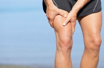 Возникающая резкая боль от ягодицы до колена преимущественно с тыльной стороны – симптом, который не следует оставлять без внимания. Болевые ощущения такого рода не всегда являются отголосками ранее полученных травм или переломов. 