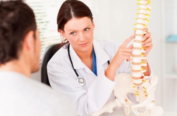 Боль в спине – самая распространённая жалоба, с которой люди обращаются к врачу. Причины бывают различны, а одна из самых частых – грыжа межпозвоночных дисков, создающая дискомфорт в пояснично-крестцовом отделе позвоночника.
