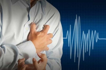 Сердцебиение с пульсацией свыше 90 ударов в минуту может быть результатом сдавления сосудов грудного или шейного отделов позвоночника. Межпозвоночные диски со временем теряют свою эластичность и стираются, зажимая нервные окончания и сосуды. Это, в свою о