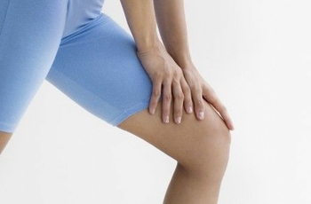 Болевые ощущения в коленях после заболеваний, сопровождающихся воспалениями, а также после повреждения коленного сустава, могут быть симптомами травмы и воспаления в менисках – менисцита, ограничивающего подвижность конечности.