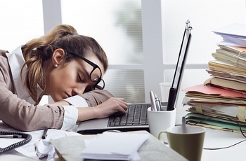 Хроническая усталость – это состояние, при котором человек чувствует слабость, утомляемость и лень во всем теле. Обычно это состояние возникает в период активной работы, но часто оно может перерасти в хроническую форму. Как с этим бороться?