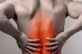Ушиб спины – травма непредсказуемая. Совершенно невозможно предугадать, когда возникнет удар или падение, при котором появится боль в спине. Есть множество способов снять болевые ощущения и оказать помощь, не дожидаясь приезда врача. 