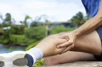 Ригидность –повышенный тонус мышц. Из-за постоянного напряжения у человека возникают затруднения при сгибании, разгибании и расслаблении мышц ног. Ригидность является не болезнью, а симптомом проблем с нервной системой. 