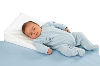 В последние годы популярными стали детские ортопедические подушки. В некоторых случаях они помогают правильно формировать опорно-двигательный аппарат, защитить малыша от удушья. Но это не единственные плюсы их использования.