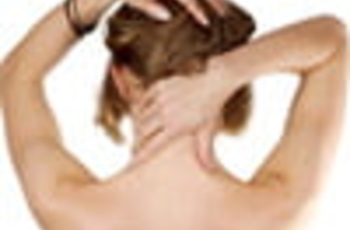 Протрузия позвоночных дисков шеи происходит из-за выпячивания, вследствие прогрессирования дегенеративно-дистрофических процессов, способных возникать по таким причинам, как травмы, растяжения, переломы, тяжёлые нагрузки.