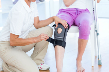 Среди всех суставов коленный больше всего подвержен травмам: он распределяет нагрузку, выполняет амортизирующую и опорную функцию. Иногда люди не замечают незначительные травмы колена, но это может привести к болям, и потребуется лечение.