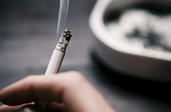 Курение плохо сказывается на здоровье курильщиков, особенно если у них есть остеохондроз. Табак, попадая в организм, заставляет сосудистые стенки усиленно сокращаться. У тех, кто курить продолжительное время, этот спазм закрепляется.