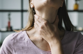 Вы наверняка удивитесь, узнав, что такие симптомы, как например головные боли, или заложенность носа могут быть следствием шейного остеохондроза. Ниже попробуем выяснить, как дегенеративные процессы в спинных дисках на это влияют. 
