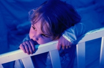 Бессонница является синдромом, который выражается в некачественном сне или недосыпе в ночное время, что влияет на поведение и самочувствие ребенка. Для установления причины нарушения сна нужно обратиться к неврологу или сомнологу.