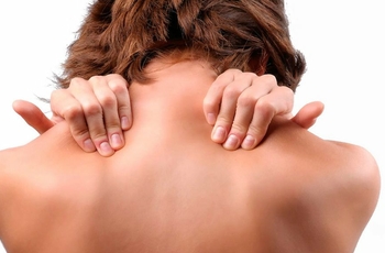 Шейный остеохондроз является одной из нескольких основных причин головной боли. Головная боль при шейном остеохондрозе локализуется в затылочной области и сопровождается головокружением и мышечными болями в области шеи.