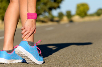 Занятия спортом – залог здоровья, но у неподготовленных любителей бега часто встречаются травмы голеностопного сустава. Существует три степени растяжения. Чтобы избежать нежелательных последствий, нужно выполнять 5 упражнений.