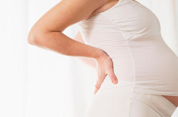 Радостную пору в жизни будущей мамочки - беременность - часто омрачают неприятные ощущения. При всей желанности, вынашивание ребёнка - сильный стресс для организма. Почему возникают боли в пояснице, причины возникновения, профилактика – об этом узнаете в статье.