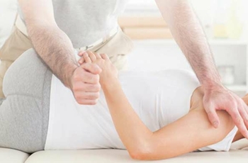 Считается, что массаж имеет общеукрепляющее и стимулирующее действие на организм в целом. Благодаря правильно выполненным массажным процедурам можно избавить человека от боли, ощущения тяжести в теле, усилить кровообращение и т.д.
