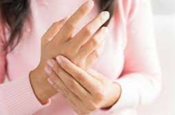 Парестезия или онемение рук является частой причиной обращения к врачам и выражается в неприятных ощущениях в кистях рук, кончиках пальцев в виде неприятного покалывания, мурашек и т.д.