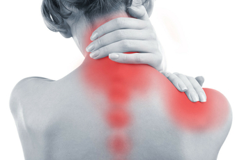 Боли в плечах, шее, спине и руках возникают чаще всего у людей в возрасте от 30 до 50 лет. Все их объединяют под общим названием шейно-плечевого синдрома. Это целая группа однотипных синдромов. Вызываться они могут самыми разнообразными заболеваниями.