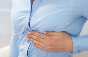 Боль в рёбрах – серьезная причина для посещения врача, так как в области грудной клетки расположены такие важные органы, как сердце и легкие. Самое частое заблуждение связано с локализацией боли: она возникает не в рёбрах, а в нервных окончаниях или межрёберных мышцах. 