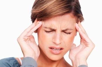 Регулярно возникающие головные боли – это то, на что жалуется практически каждый житель планеты. Часто они застигают нас врасплох, как правило, возникая тогда, когда это ну очень некстати. Так почему же появляется головная боль и как с ней бороться?