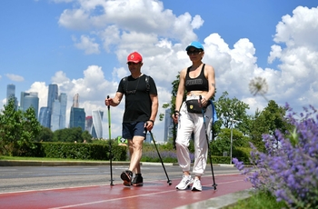 Двигайтесь, и остеохондроз никогда не овладеет вами. Во время размеренной ходьбы мышцы организма получают необходимую нагрузку, усиливается кровоснабжение. Соблюдайте культуру ходьбы, и максимальная польза от прогулок обеспечена.