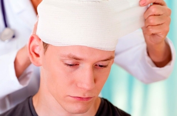 Привести соответствующие действия при травме головы