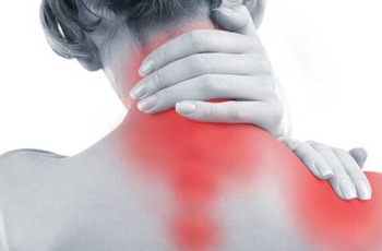 Неприятные болезненные ощущения в районе спины зачастую являются проявлениями миозита. Длительное пребывание на холоде или же резкий скачок температур могут послужить причиной его возникновения. Такое безобидное заболевание может перетечь в более серьезно