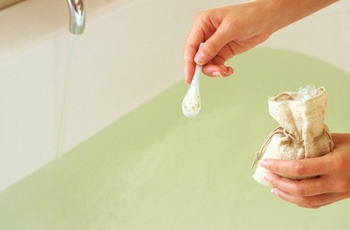 Спа-оздоровление и санаторно-курортное лечение невозможно себе представить без солевых ванн. Их можно также успешно применять и дома. Как сделать спа-процедуру максимально эффективной, полезной, а также безопасной для здоровья?