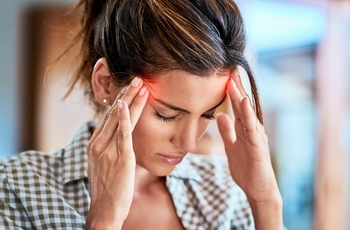 Многие люди часто страдают от головных болей, но совсем не повезло тем, кто хоть раз испытал мигрень. Это очень сильная боль, которая локализируется в одной половине головы и порой ее сопровождает тошнота, рвота, обостренная чувствительность к звукам и св