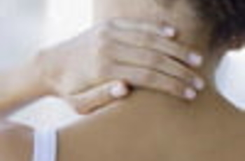 Шейная головная боль бывает сильной или средней по интенсивности, распространяется из шеи в затылок, а также в височную область и глаза. Боль часто сопровождается тошнотой, пошатыванием и головокружением.