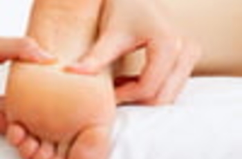 Массаж ступни – это процедура, которая немного отличается от массажа, например, спины. После такого массажа со стопы снимается усталость, а мышцы ног и всего тела приходят в тонус. К тому же – это ещё и приятная, расслабляющая процедура.