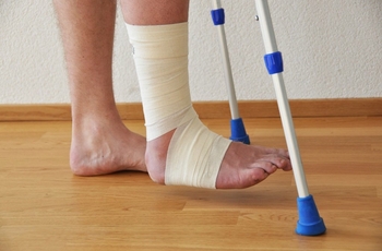 Перелом ноги – серьезная травма, которая требует грамотного лечения и восстановления. Только после пройденной реабилитации можно добиться восстановления подвижности конечности. Нужно советоваться с врачом и тренировать ногу.