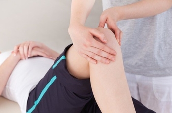 Периартрит коленного сустава вызывает массу неудобств. Больное колено сильно ограничено в движениях. Но это не единственный симптом недуга. Какова симптоматика суставной болезни? Почему развивается недуг и можно ли его вылечить?