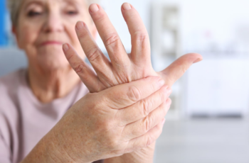 Артрит пальцев рук – тяжелая патология, вызванная воспалением хрящей между пальцами рук и приводящее к их необратимой деформации. В статье рассматриваются симптомы, причины и методы лечения болезни средствами народной медицины.