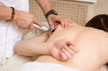 Вибрационный массаж – это процедура, при которой на организм пациента воздействую механически с использованием вибромассажеров и иных вибрационных средств. Вибромассаж обладает противовоспалительным и тонизирующим эффектом.
