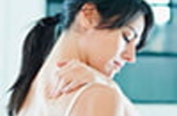 Боли в области шеи обычно обусловлены таким недугом, как шейный остеохондроз. Приходится признать, что данный диагноз устанавливается пациентам все чаще. Побороть недуг вполне возможно, если дополнить назначенное лечение занятиями гимнастикой.