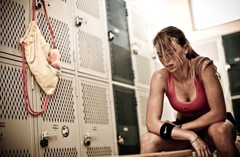 Тяжелая физическая тренировка, спортивная игра занимают много усилий. Можно почувствовать усталость, отсутствие сил. Вполне реально восстановиться после интенсивных занятий и для этого нужно придерживаться элементарных правил.