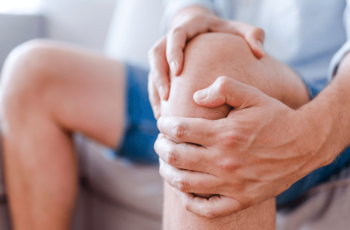 Коленные суставы состоят из подвижных элементов. Из-за постоянных нагрузок в колене могут возникать проблемы, приводящие к болям. Разобраться в происхождении дискомфорта самостоятельно трудно, но в этой статье приведены 11 основных причин болей в коленях.